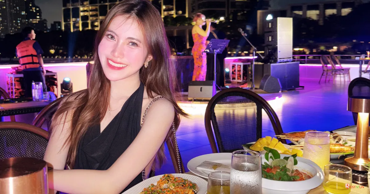 โต๊ะที่นั่งบนเรือสำราญบางกอกเจ้าพระยา ครูซ กว้างขวาง สะดวกสบาย